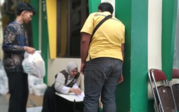 Apresiasi untuk Pahlawan Kebersihan: 300 Paket Sembako Segarkan Senyum Pasukan Kuning Sumedang