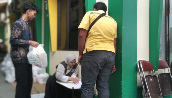 Apresiasi untuk Pahlawan Kebersihan: 300 Paket Sembako Segarkan Senyum Pasukan Kuning Sumedang