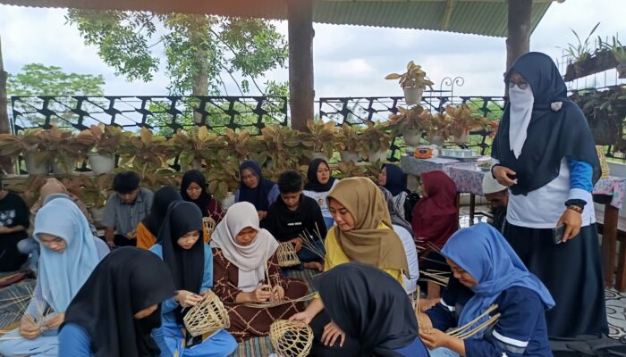 Mahakarya Bambu dari Tangan Warga Ciwindu: Mengubah Bilah Kayu Menjadi Cuan di Bulan Suci