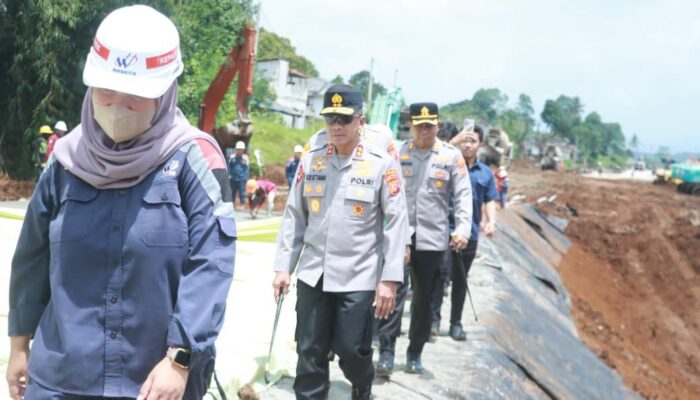 Aksi Kapolda Jabar Jalan Kaki Susuri Jalur Bocimi, Pastikan Tol Seksi 3 Layak Pakai