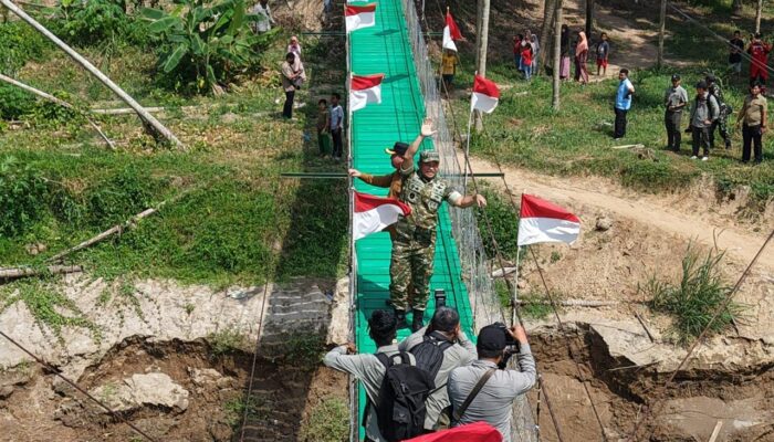Dampingi Kasad, Dankodiklatad Tinjau Pembangunan Jembatan Strategis di Wilayah Terisolasi