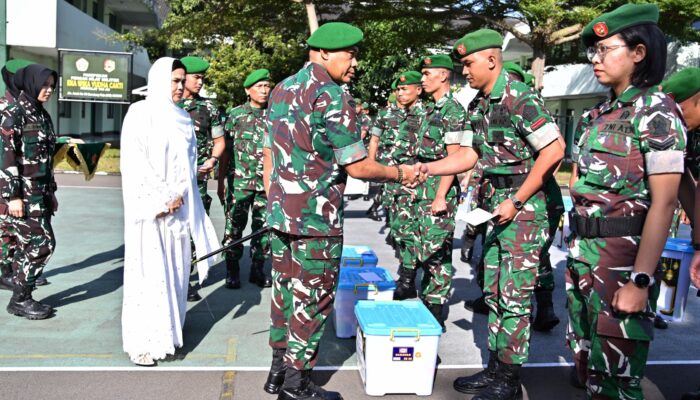 Bukan Sekadar Rutinitas, Dankodiklatad Tekankan Rasa Kekeluargaan Saat Bagi Bingkisan Lebaran