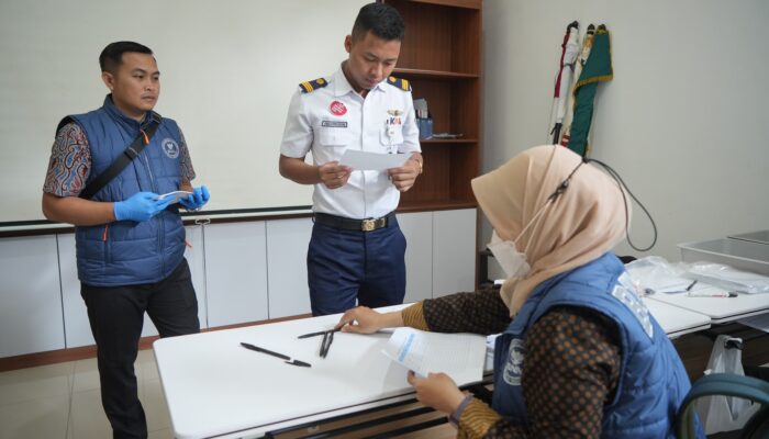 Jamin Keselamatan Angkutan Lebaran 2026, KAI Daop 2 Bandung Gandeng BNN Gelar Sidak Tes Urine