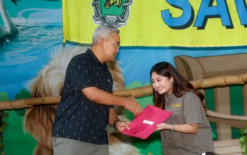 Jelang Lebaran, Pegawai Kebun Binatang Bandung Diberi Kadeudeuh