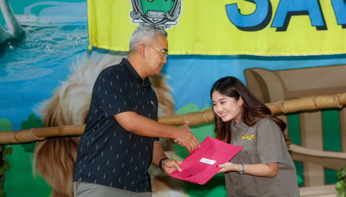 Jelang Lebaran, Pegawai Kebun Binatang Bandung Diberi Kadeudeuh
