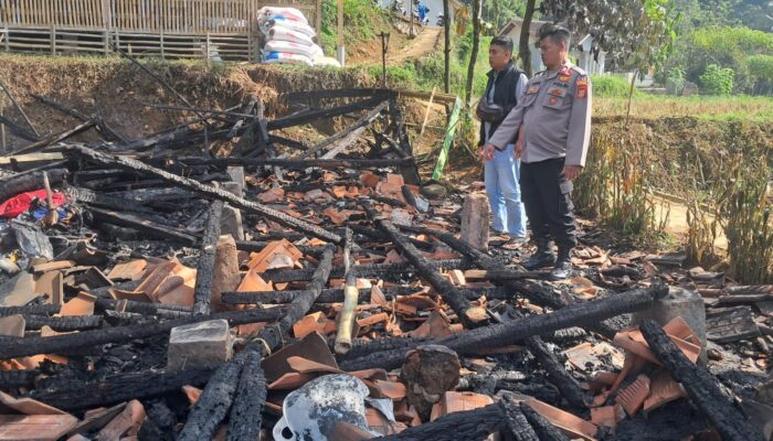 Si Jago Merah Ngamuk di Cigalontang, Tiga Unit Rumah Panggung Luluh Lantak Saat Warga Terlelap Tidur