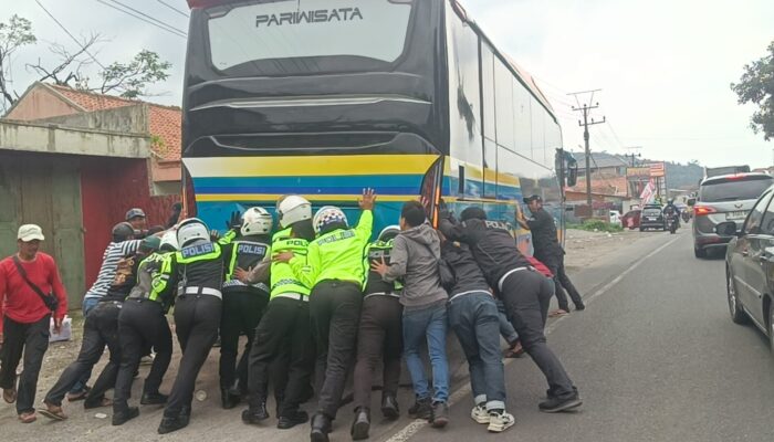 Polres Tasikmalaya Kota Siagakan Petugas Bantu Pebalik di Tanjakan Gentong