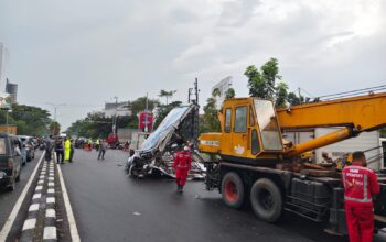 Bandung Diguyur Hujan Angin, Tim Gabungan Tangani Dampak Cuaca di Buahbatu hingga Guntursari