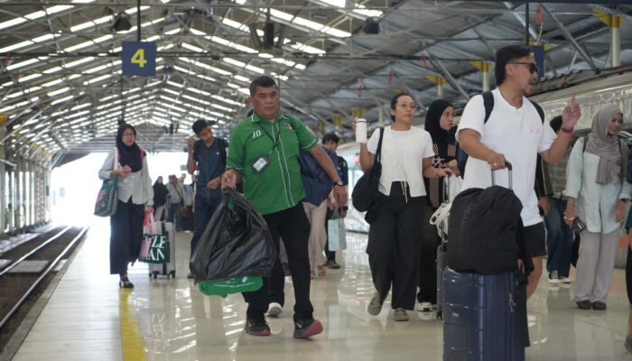 Kisah Pengabdian 236 Porter KAI Daop 2 Bandung: Rela Tunda Mudik Demi Kenyamanan Penumpang di Lebaran 2026