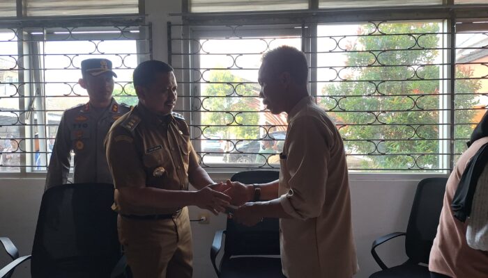 Bupati Dony Salurkan Bantuan Pribadi untuk Perbaikan Rumah