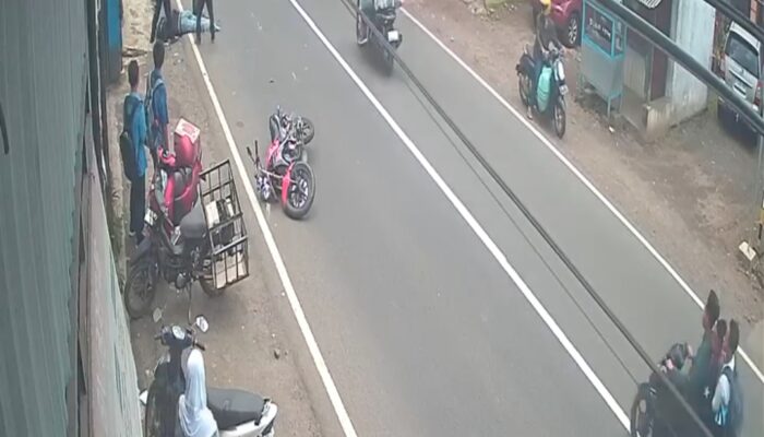 Detik-detik Tabrakan Maut di Salawu: Motor Oleng Usai Senggol Minibus, Korban Langsung Dihantam Motor Lain