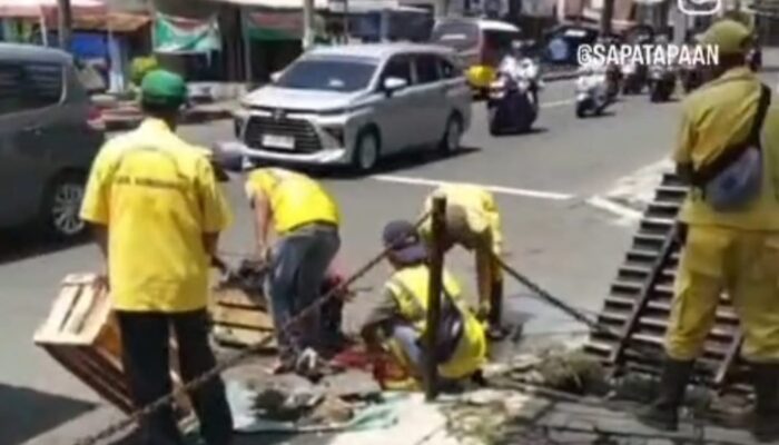 Tangan yang Legam, Kota yang Terang: Saat Air Mata Rindu Kalah oleh Sapu Lidi