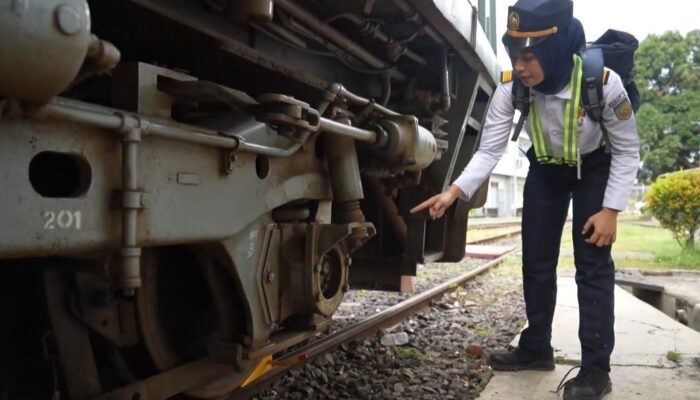 Mengenal Ajeng, Masinis Perempuan Daop 2 yang Tetap Tegar Kawal Arus Mudik