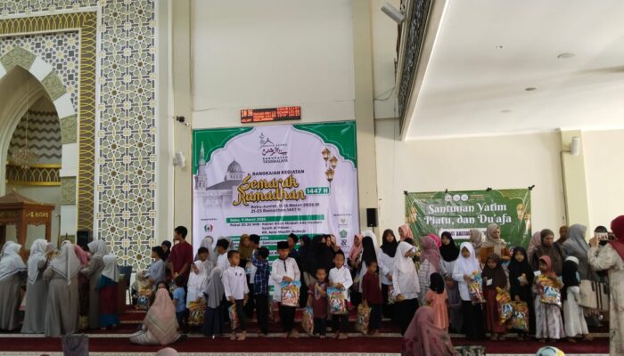 190 Paket Kado Masjid Agung Baiturrohman untuk Yatim dan Dhuafa