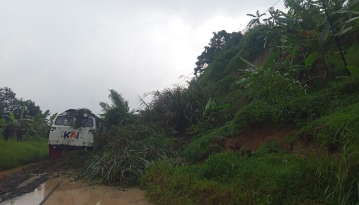 KA Ciremai Tertahan Longsor di Petak Jalan Maswati – Sasaksaat, KAI Daop 2 Bandung Kerahkan Tim Tanggap Darurat