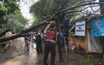 ​Sinergi Personel Polsek Bojongloa Kidul dan Warga Bersihkan Material Pohon Tumbang di Kebonlega