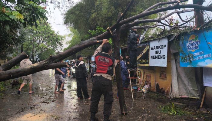 ​Sinergi Personel Polsek Bojongloa Kidul dan Warga Bersihkan Material Pohon Tumbang di Kebonlega