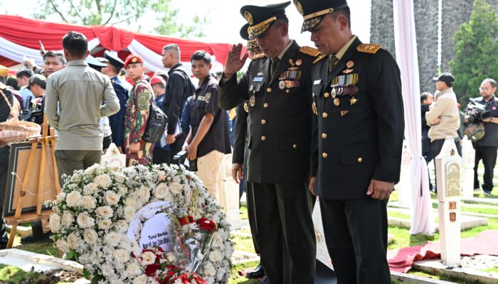 Dankodiklatad dan Jajaran Pejabat Tinggi Negara Hadiri Pemakaman Mayor Infanteri Anumerta Zulmi