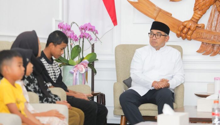 Ringankan Beban Keluarga Korban Pohon Tumbang di Bojong, Pemkot Bandung dan Bumida Serahkan Santunan Kematian ​