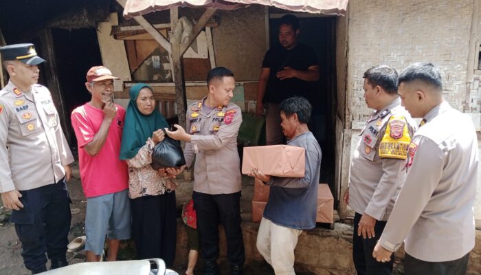 Polisi Ajak Semua Pihak Peduli Sesama, Polsek Cileunyi Awali dengan Aksi Sosial di Cimekar