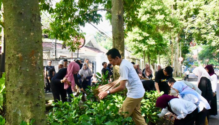 Sasar Estetika Kota, Seluruh Pegawai DPRD Jabar Turun ke Jalan Gelar Operasi Semut