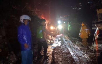 Gerak Cepat Personel Gabungan, Material Longsor di Cialeuan Garut Mulai Dievakuasi