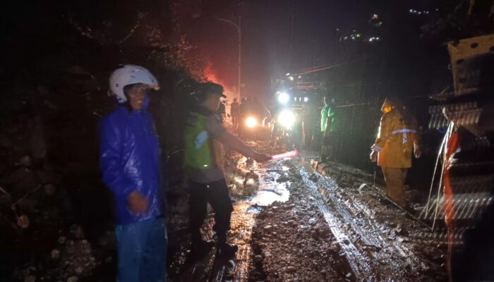 Gerak Cepat Personel Gabungan, Material Longsor di Cialeuan Garut Mulai Dievakuasi