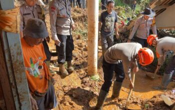 Sinergi di Balik Lumpur, Tim SAR Brimob Batalyon A Temukan Korban Longsor di Mekar Rahayu Sumedang