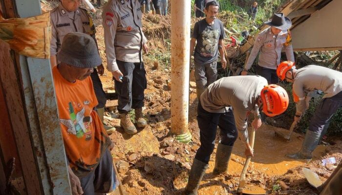 Sinergi di Balik Lumpur, Tim SAR Brimob Batalyon A Temukan Korban Longsor di Mekar Rahayu Sumedang