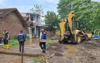 Respon Cepat Banjir Karangpawitan, Polisi dan Forkopimcam Kerahkan Alat Berat
