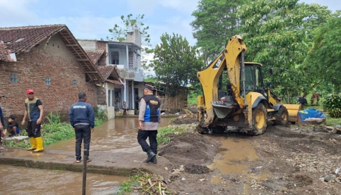 Respon Cepat Banjir Karangpawitan, Polisi dan Forkopimcam Kerahkan Alat Berat