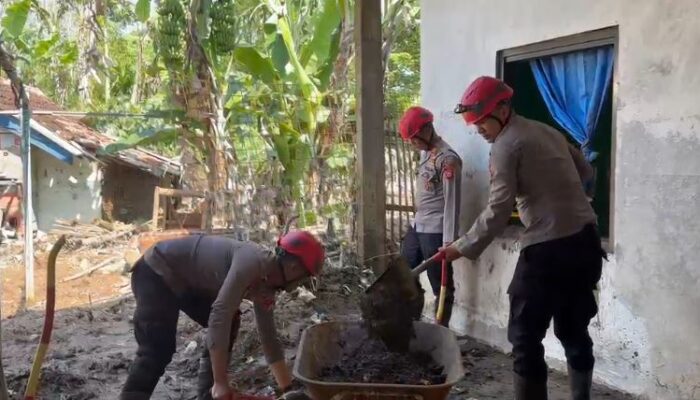Respon Cepat Bencana, Personel Polres Garut Berjibaku Bersihkan Material Banjir di Desa Suci