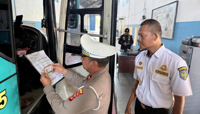 Pastikan Armada Layak Jalan, Sat Lantas Polres Indramayu Periksa Ketat Bus Calon Jamaah Haji