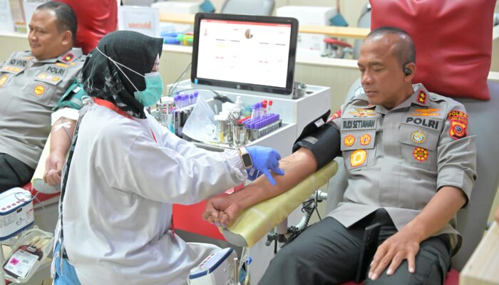 Kapolda Jabar Pimpin Aksi Donor Darah di PMI Kota Bandung
