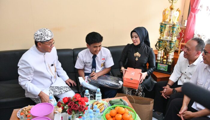 Kunjungi SMPN 1 Tanjungsari, Erwan Setiawan Pastikan Ihsan Bisa Kembali Melanjutkan Pendidikan