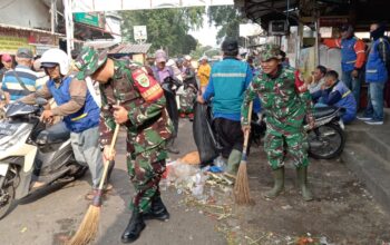 Koramil 1811/UBR Bahu Membahu Bersihkan Kawasan Pasar dan Alun-alun Ujung Berung