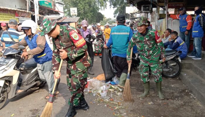 Koramil 1811/UBR Bahu Membahu Bersihkan Kawasan Pasar dan Alun-alun Ujung Berung