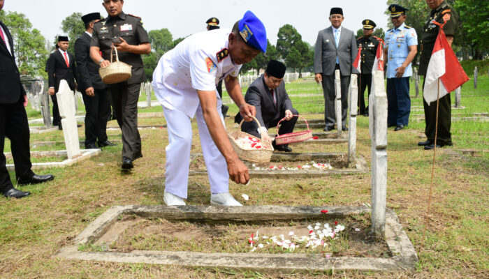 Kobarkan Semangat BLA, Danlanal Bandung Bersama Forkopimda Ziarah ke TMP Cikutra ​