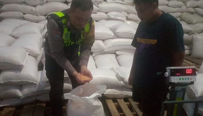 Polsek Kadungora Kawal Pengiriman 5 Ton Jagung ke Bulog Garut