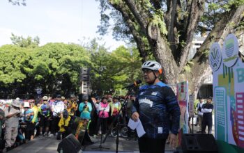 Ratusan Pesepeda Padati Balai Kota, Wali Kota Bandung Komitmen Benahi Infrastruktur Jalan
