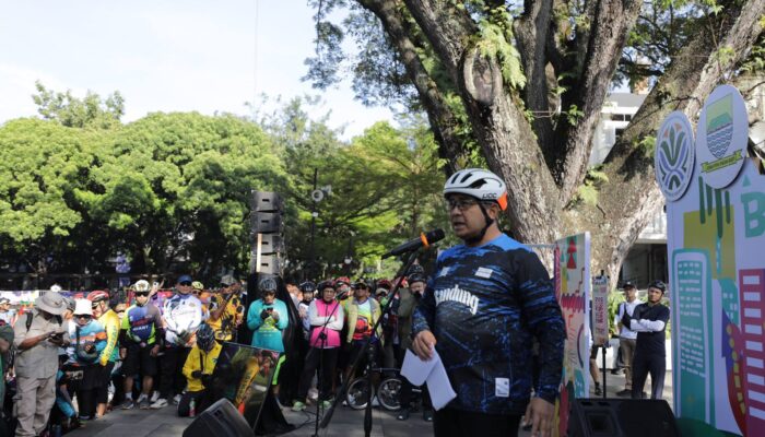 Ratusan Pesepeda Padati Balai Kota, Wali Kota Bandung Komitmen Benahi Infrastruktur Jalan