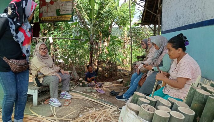 Warisan Lintas Generasi, Kerajinan Anyaman Bambu Jadi Penyangga Ekonomi Warga Desa Salawu