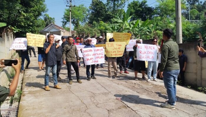 Warga Blokade Gerbang PT QL Agrofood dengan Batu Brangkal, Tuntut Audit Lahan dan Transparansi CSR