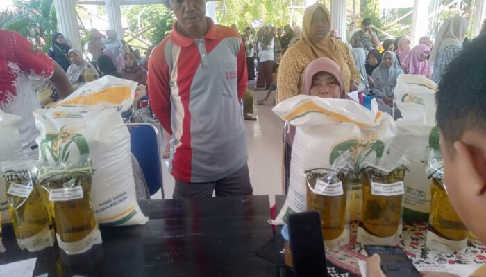 Ringankan Beban Warga, Pemdes Baleraja Salurkan Bantuan Beras dan Minyak Goreng