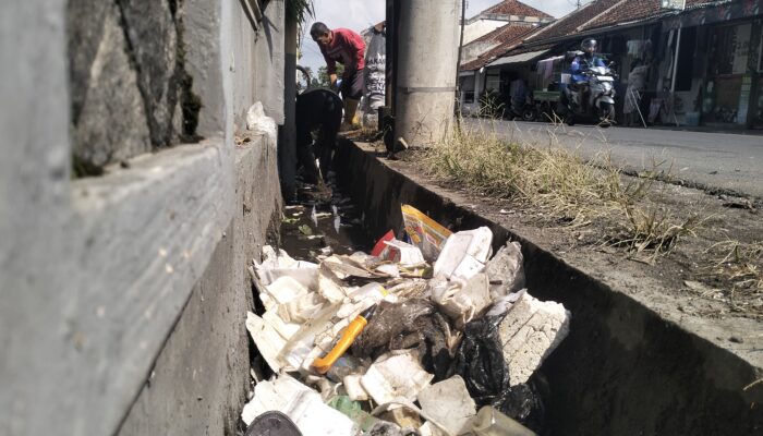 Jarak 100 Meter, Sampah Stereofoam Sisa Banjir Tasik Capai Puluhan Karung Besar