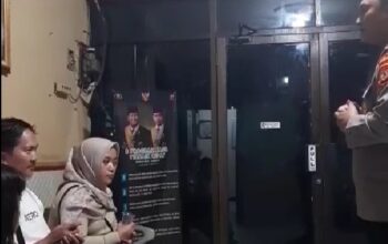Lihat Anak Kecil Tembus Hujan Dini Hari, Kapolsek Juntinyuat Antar Keluarga Mobil Mogok Sampai ke Rumah