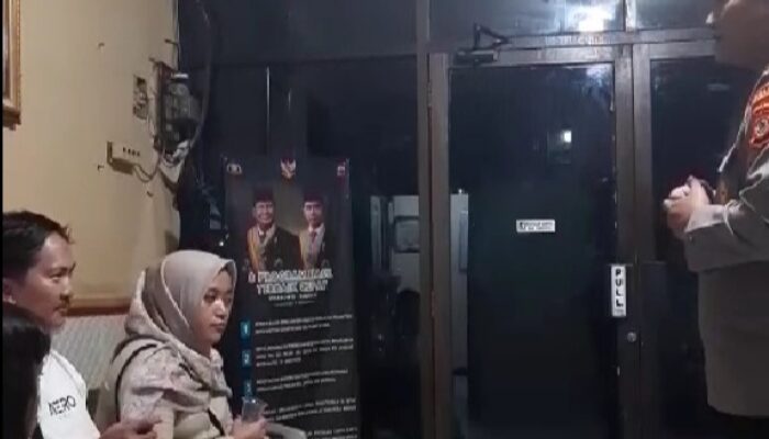 Lihat Anak Kecil Tembus Hujan Dini Hari, Kapolsek Juntinyuat Antar Keluarga Mobil Mogok Sampai ke Rumah