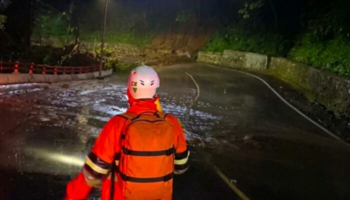 Cadas Pangeran Lumpuh Total: Tebing Longsor Tutup Akses Jalan Nasional