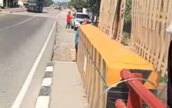 Gebrakan Ketua RT Baru di Sukahaji: Bersihkan Tumpukan Sampah di Jembatan Kali Bugel