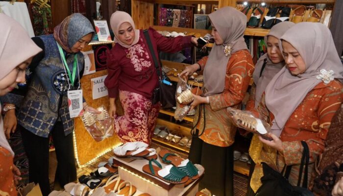 Sandal Flat Tali ‘TRIBLEEFOOTWEAR’ Karya Persit Pusdikif Pussenif Curi Perhatian di Ajang Persit Bisa 2026